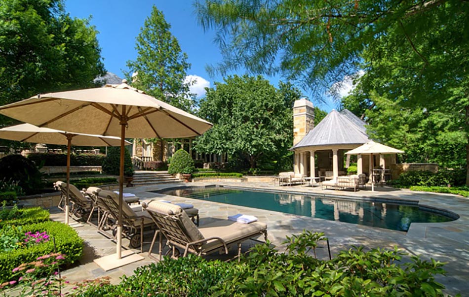 Piscine et chaises longues de classe