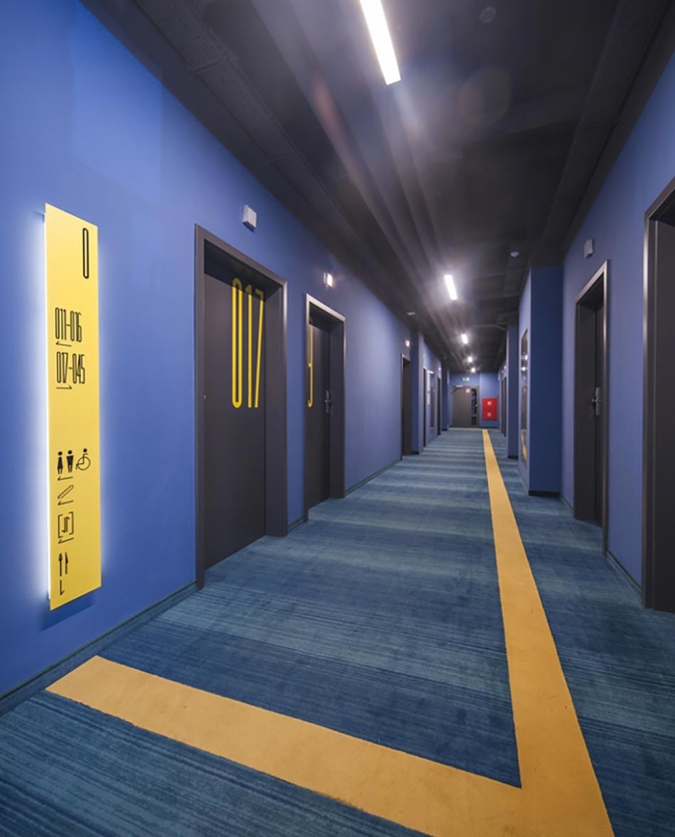 rez-de-chaussée coloré en bleu et jaune