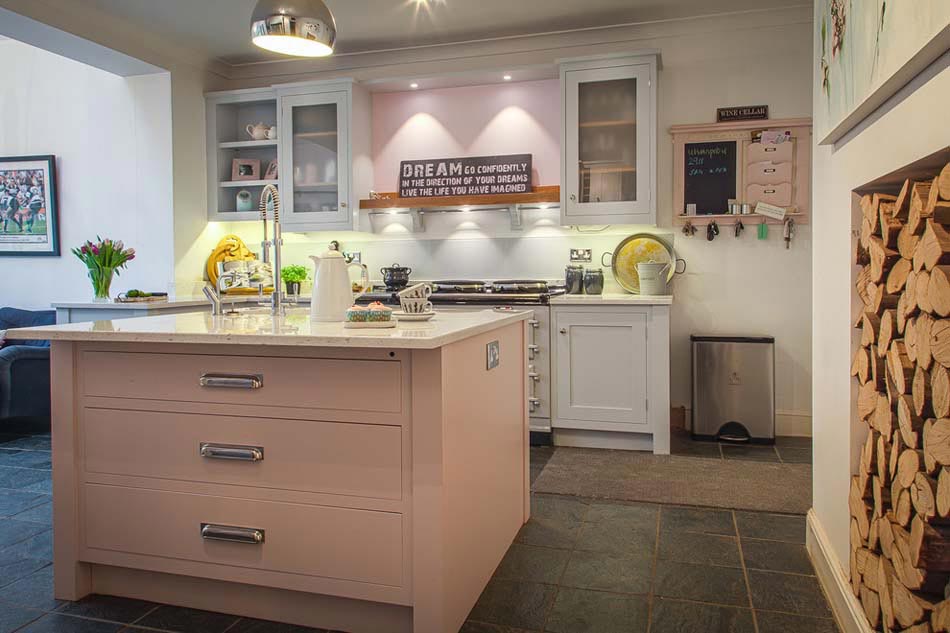 cuisine moderne design rose agencement de couleurs réussi