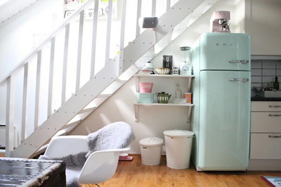 Cuisine design retro sous l’escalier placards retro de cuisine sous l'escalier