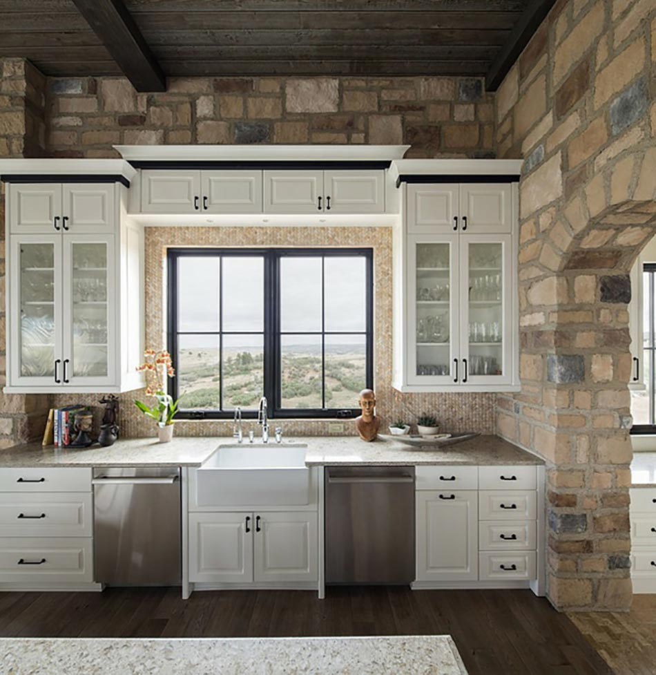 cuisine moderne touches rustique mure pierres