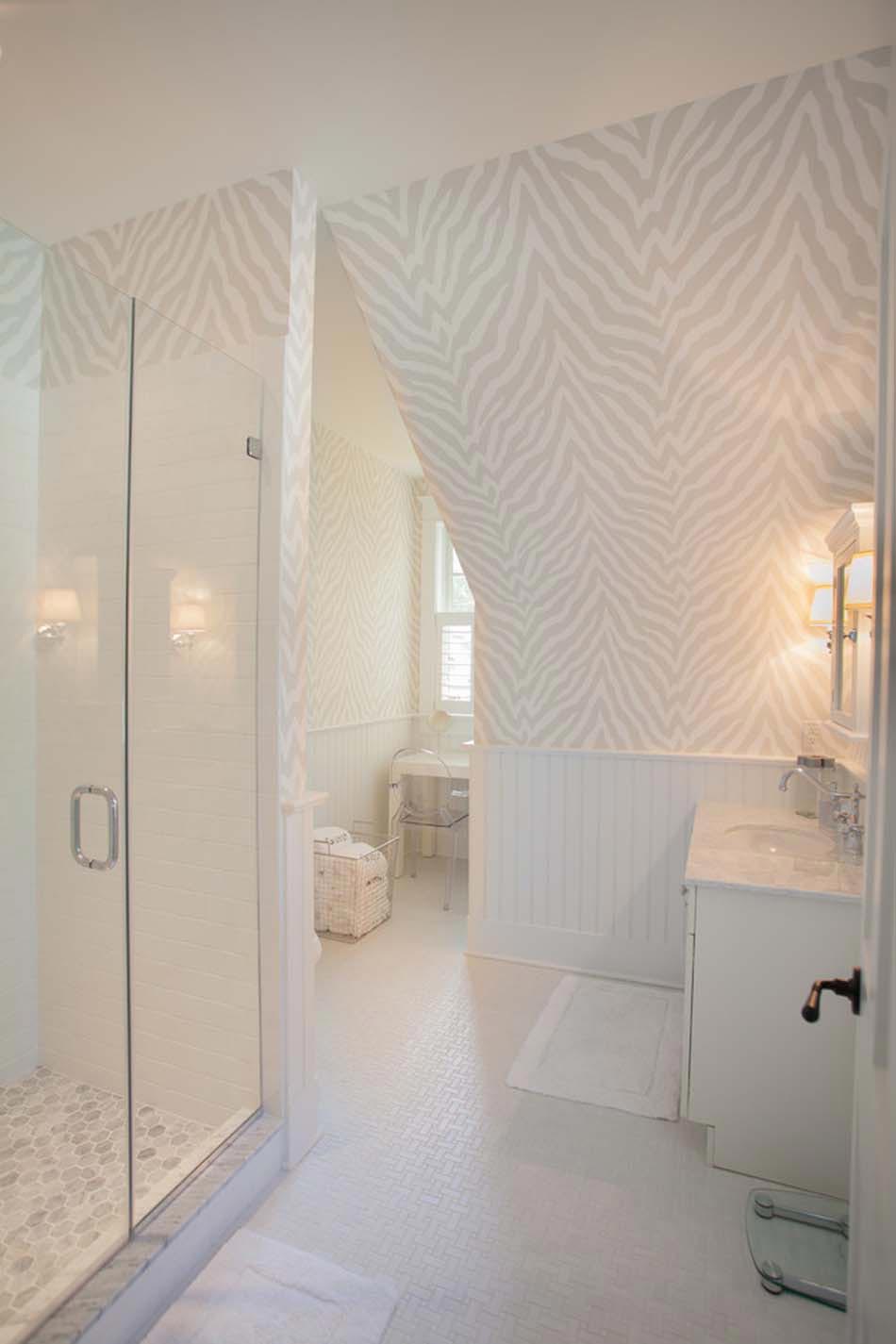 élégant papier peint déco salle de bain épurée
