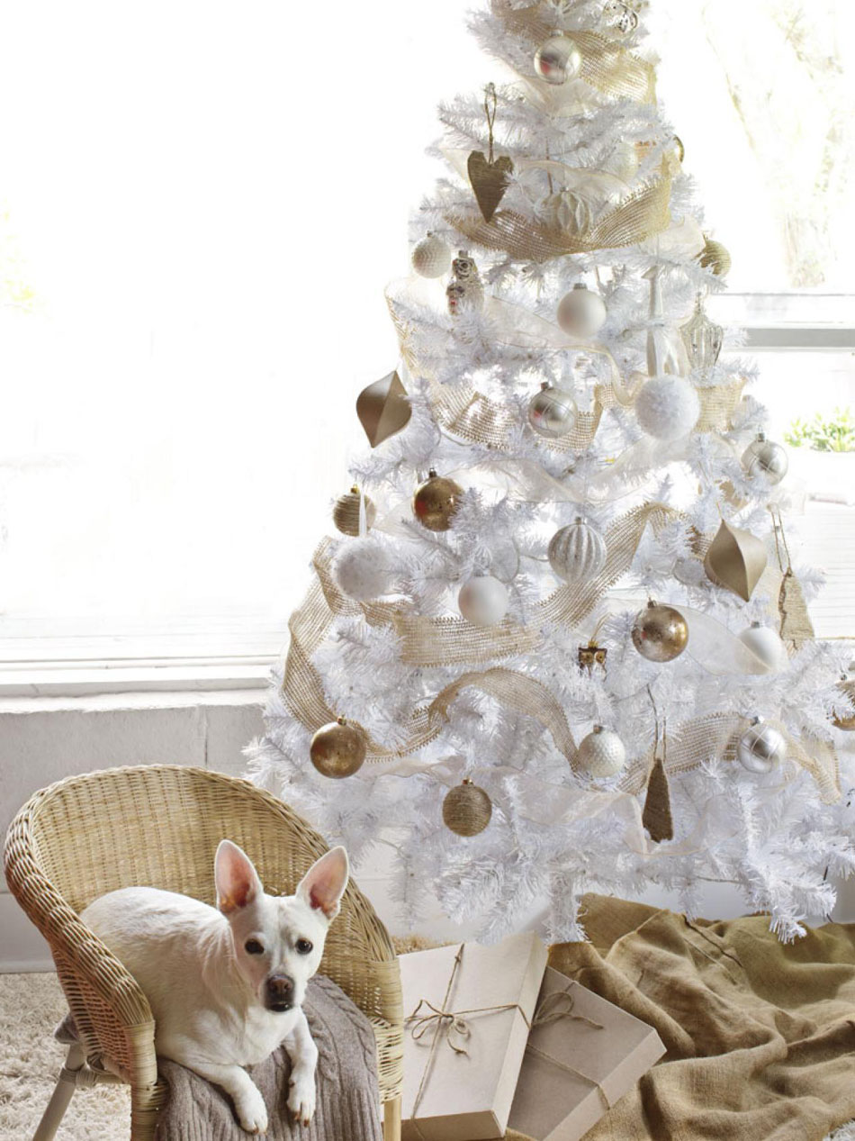 beau sapin blanc artificiel boules dorées de decoration festive