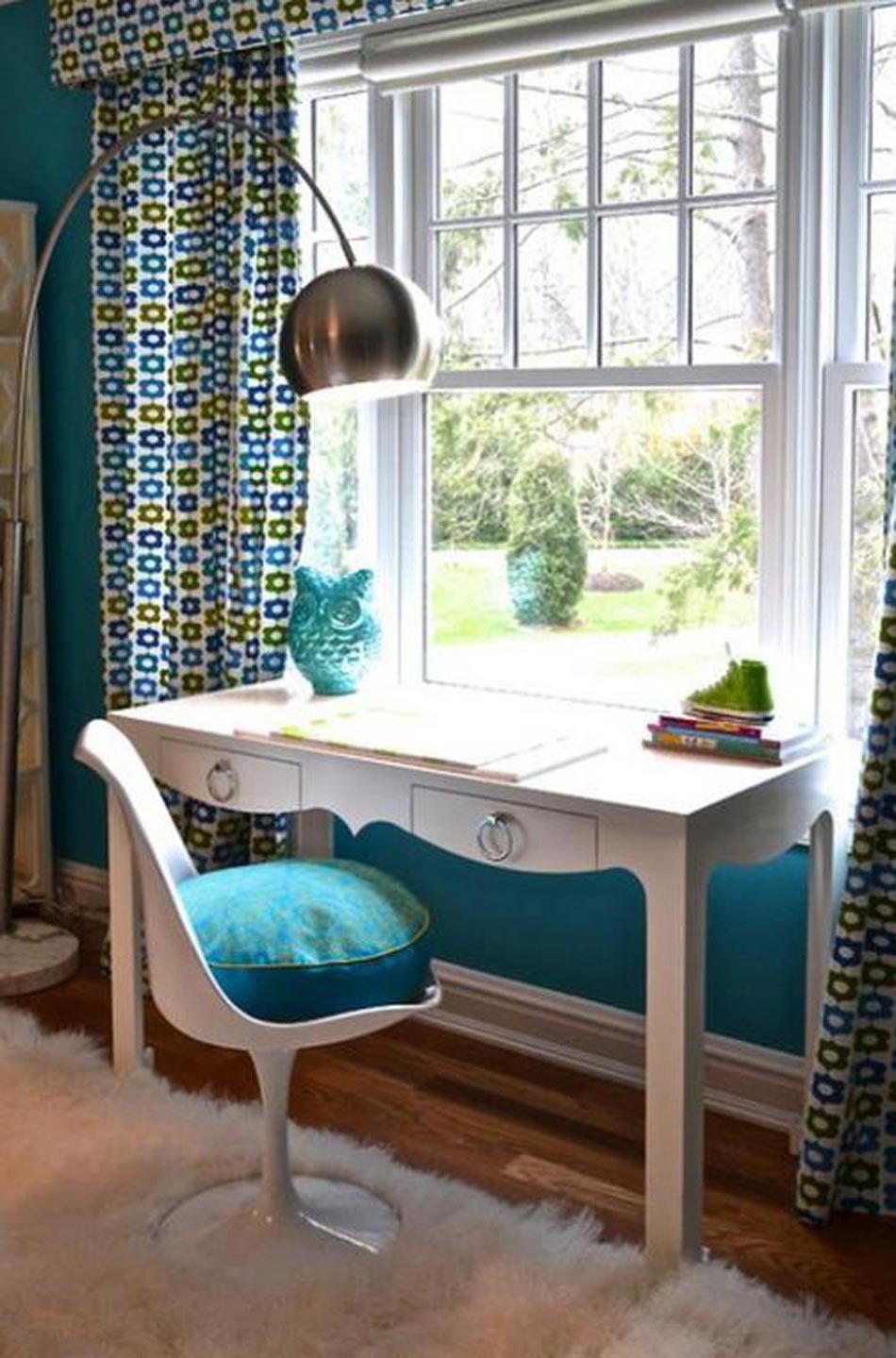 une chaise tulipe design en blanc et turquoise