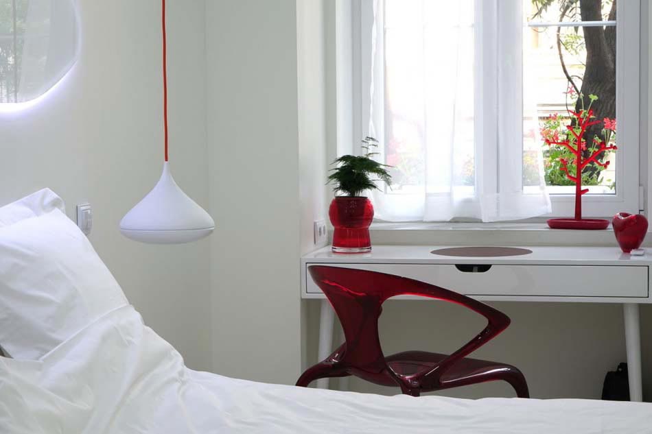 déco intérieure chambre blanc et rouge