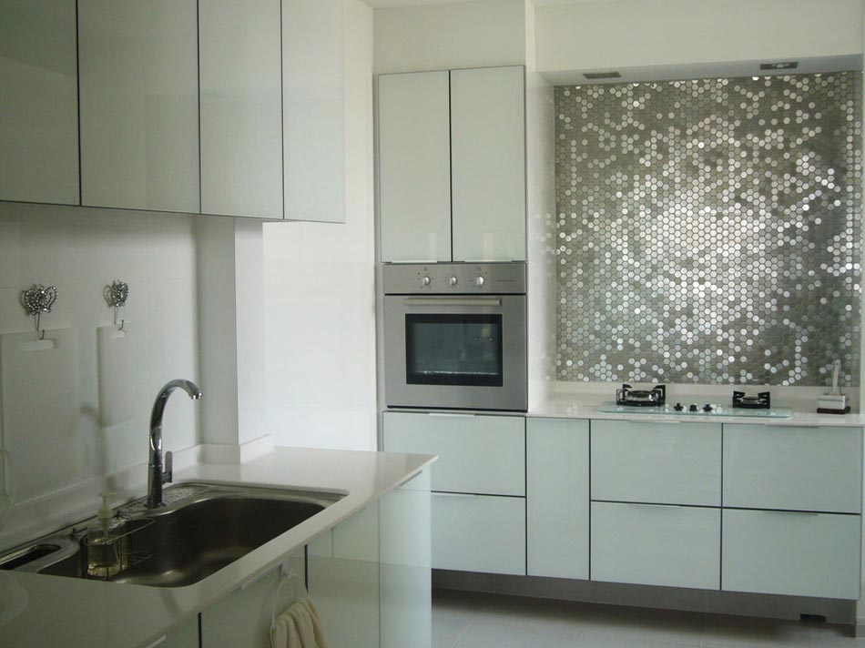 cuisine moderne en blanc et acier