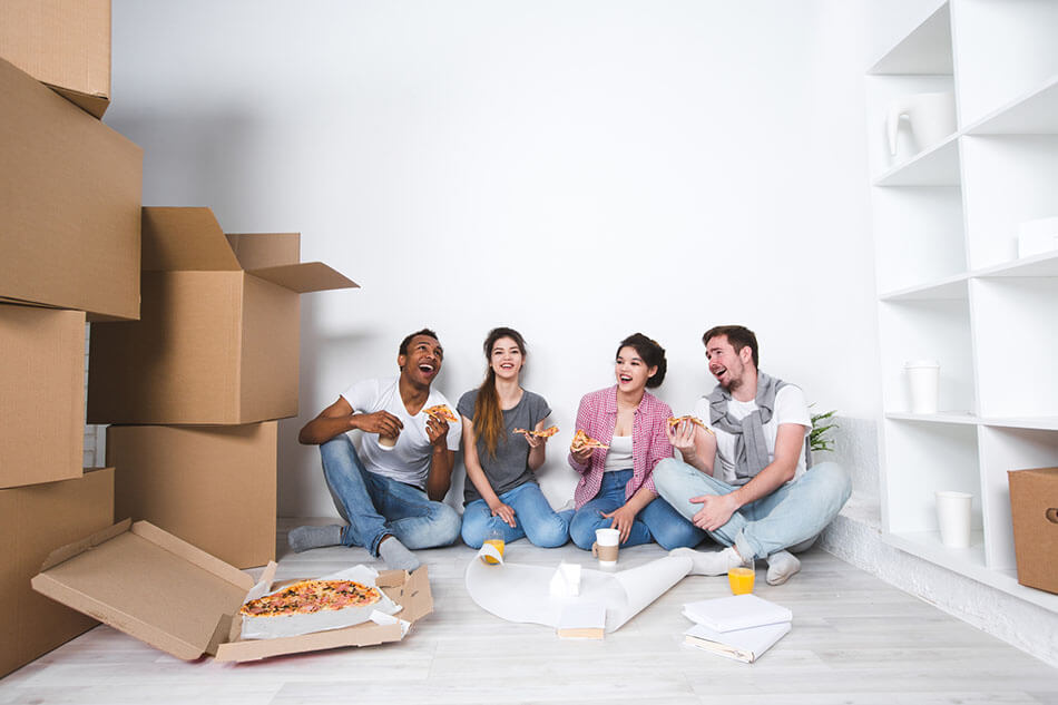 Les amis peuvent prendre part à votre déménagement. Pensez à les remercier comme il se doit ! se faire aider amis déménagement pas cher