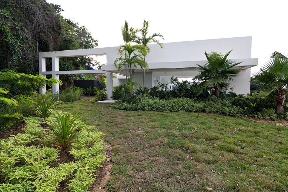 Architecture résolument contemporaine, villa de plain-pied construite dans les hauteurs villa de luxe architecture contemporaine