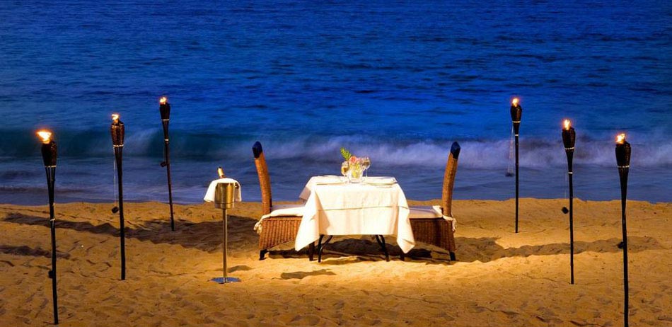table sur la plage idées pour fêter la Saint-Valentin