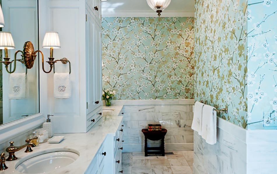 Salle de bains murs papiers fleurs