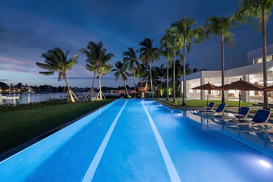 grande piscine outdoor maison de luxe propriété standing