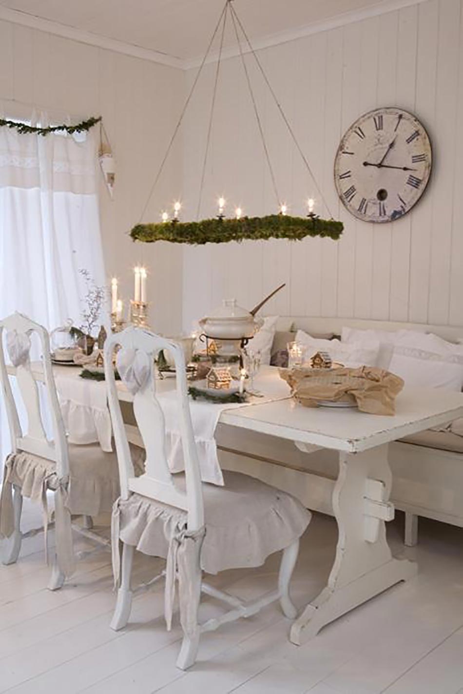 blanc et épurée décoration table de noel familiale
