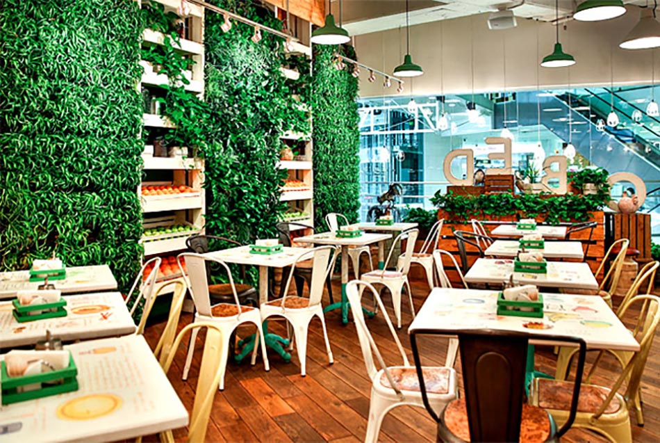 Restaurant design mur vert vivant