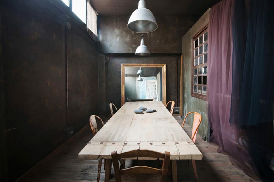 salle à manger loft de ville design sombre