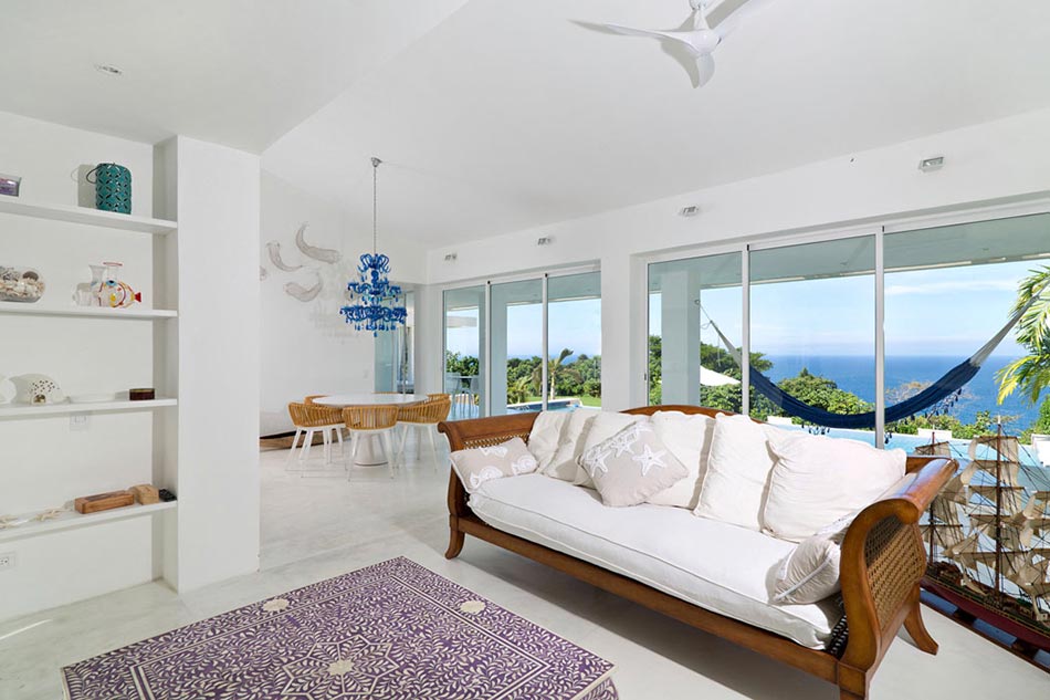 L’intérieur spacieux et inondé par la lumière de cette magnifique villa contemporaine séjour avec vue sur mer villa de luxe