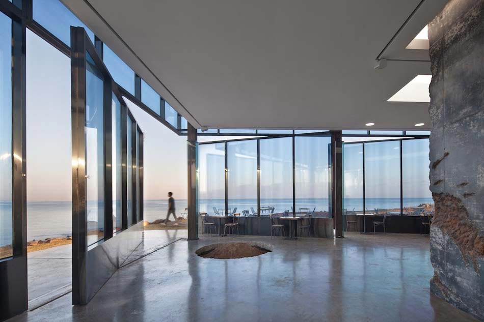 intérieur en béton ciré spacieux et design