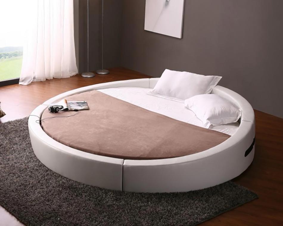 Un lit rond spacieux et confortable