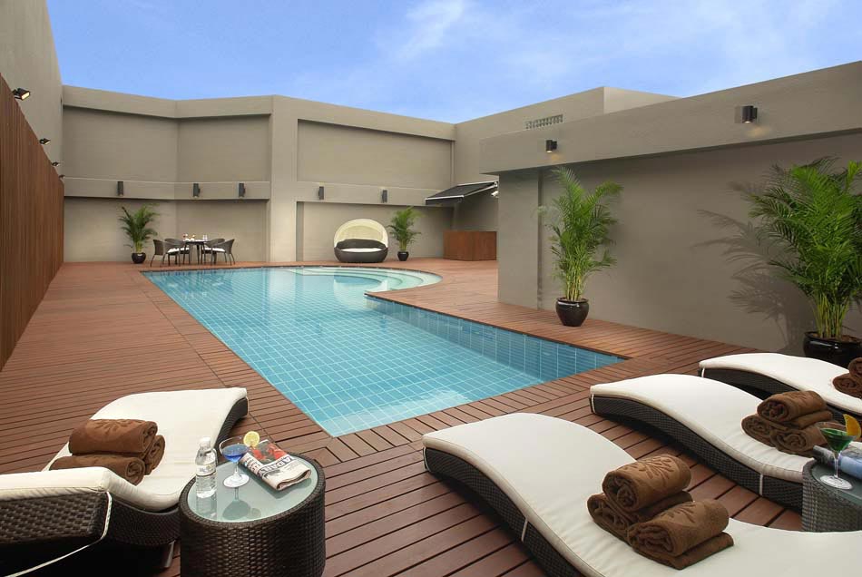 belle terrasse sur toit avec piscine
