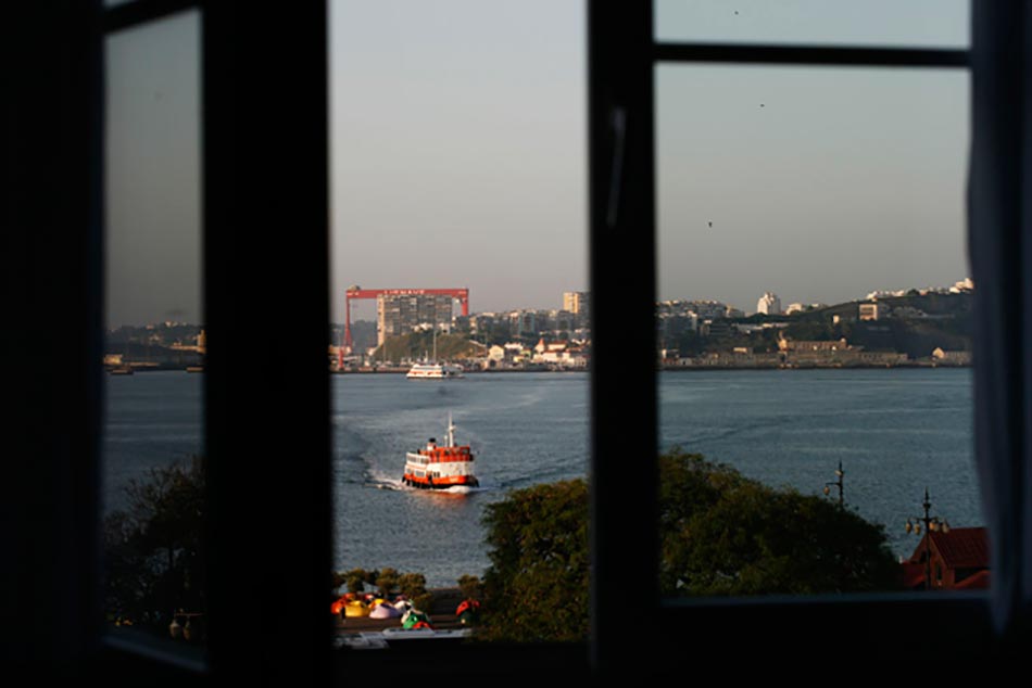Vue imprenable sur la rivière à Lisbonne