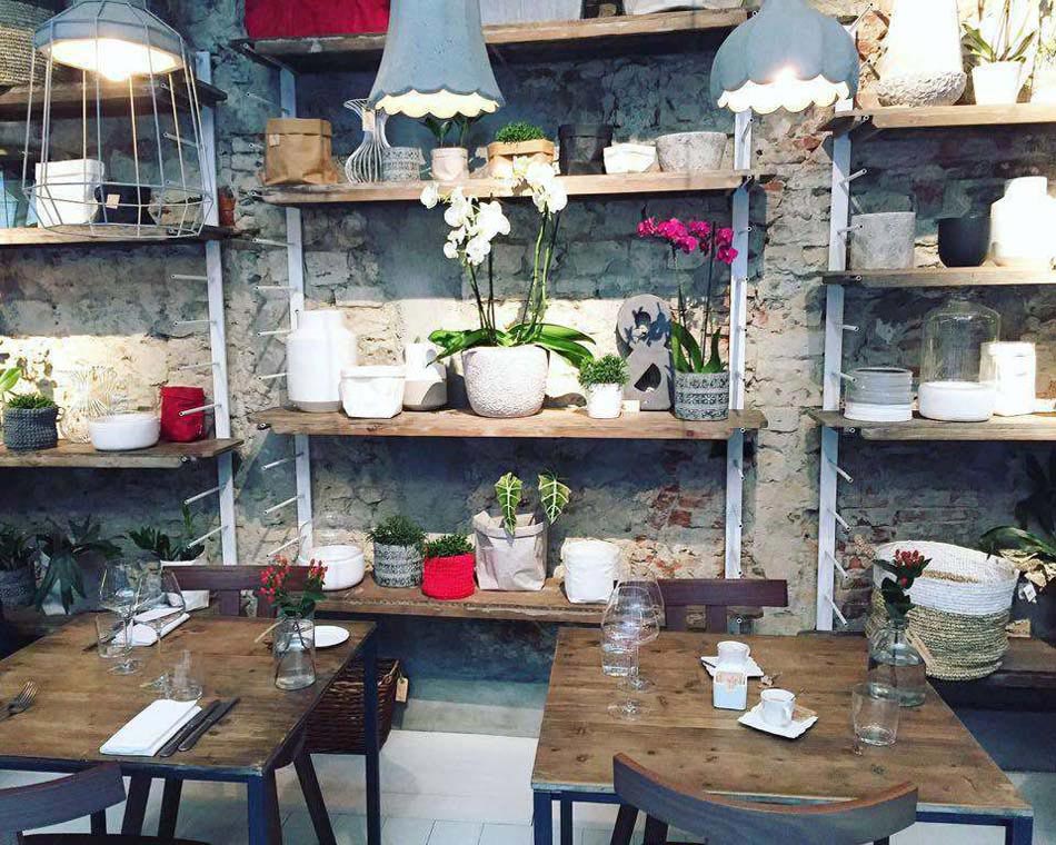 tables chaises mobilier retro finitions bruts restaurant