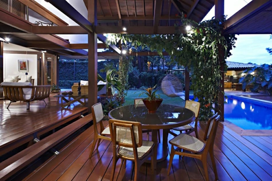 maison de luxe résidence secondaire terrasse en bois piscine