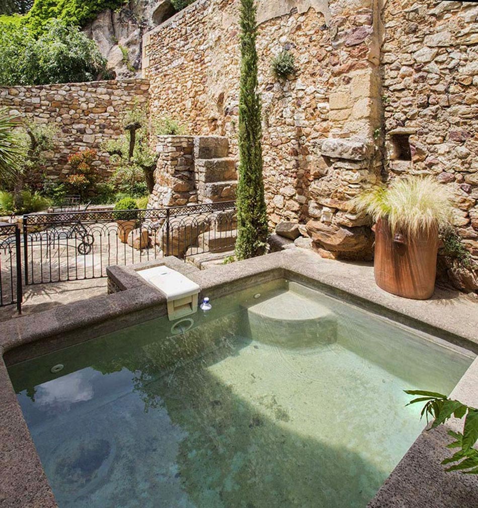 Le bassin de jardin est aussi un atout indéniable pour une maison de campagne 