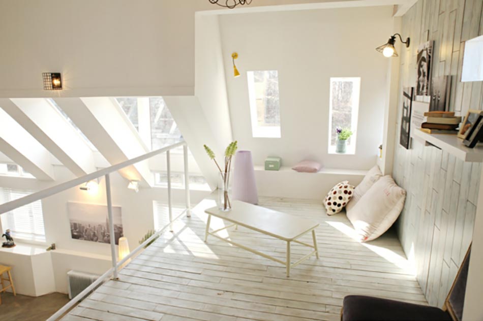 mezzanine aménagé en blanc
