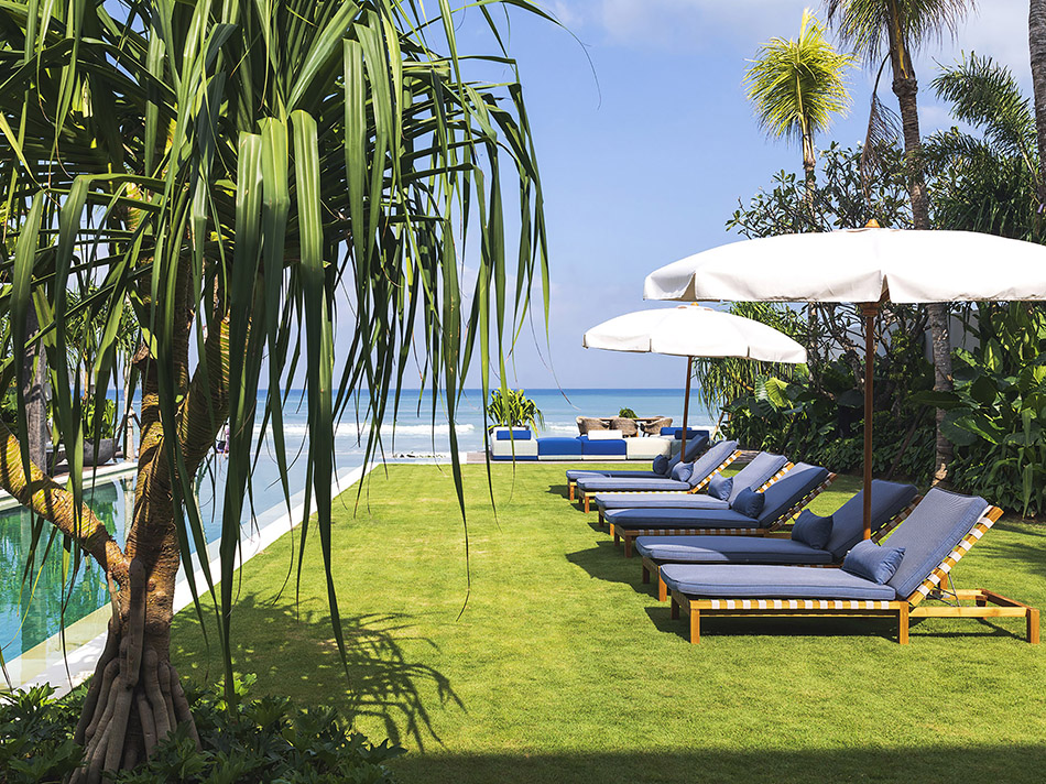 chaises longues transats piscine vacances de luxe exotique parasols