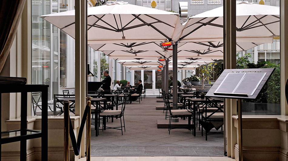 aménagement terrasse de café parasols
