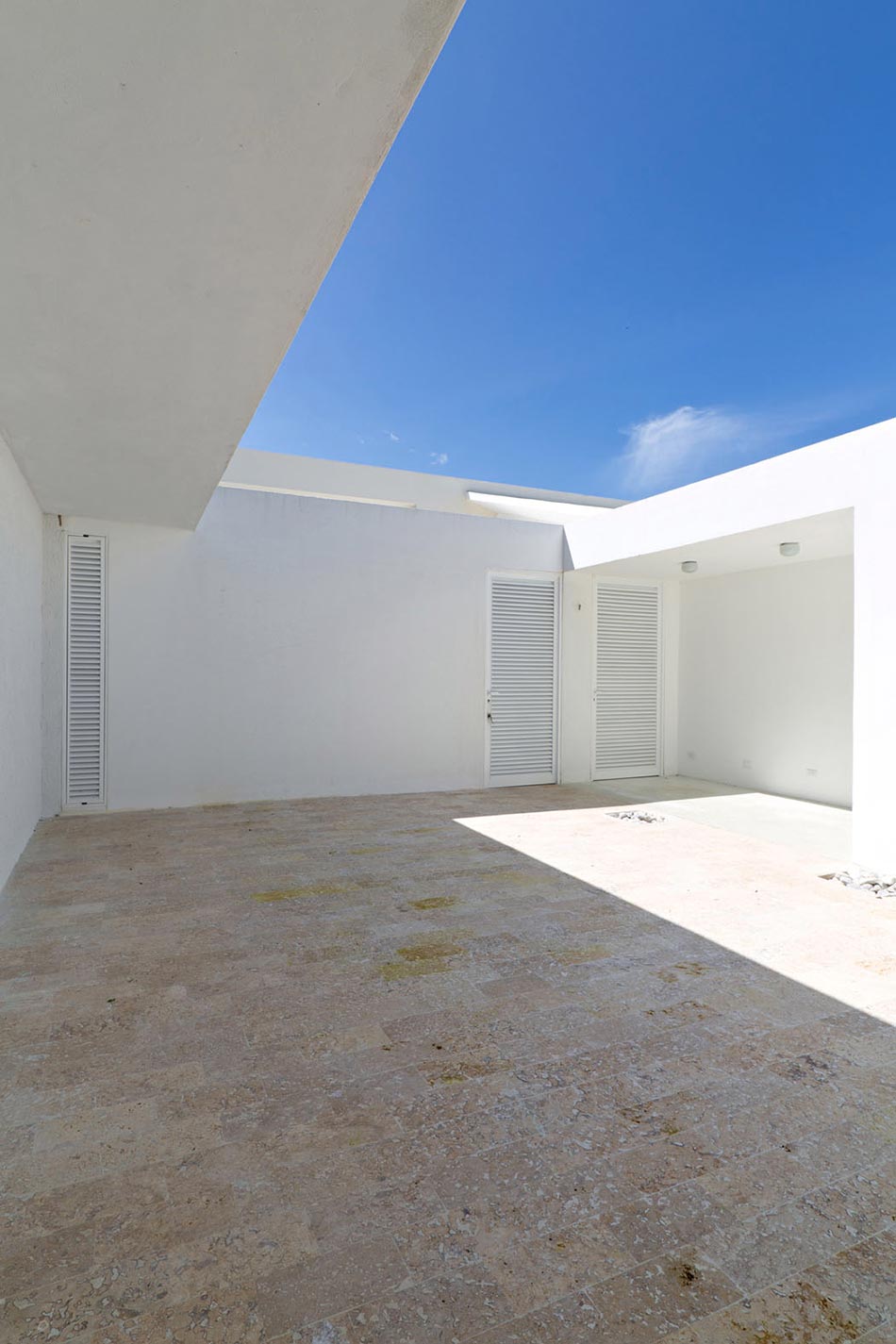 Cette villa de luxe renferme un patio tranquille qui attend à être aménagé patio maison architecte