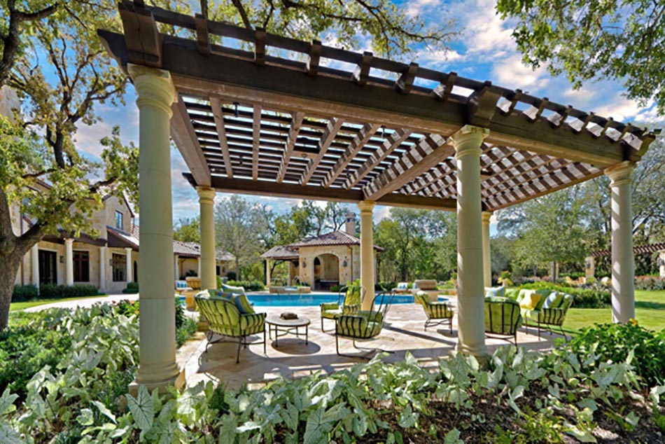 Salon de jardin en fer forgé sous pergola