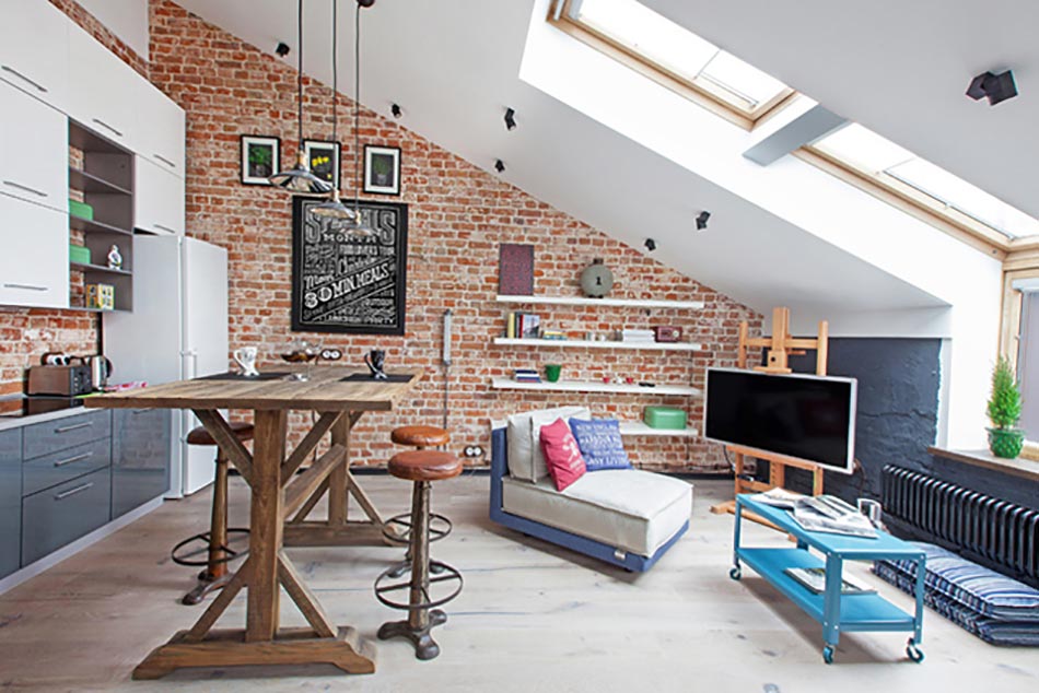 Murs en briques pour ce petit loft au cœur de la ville Petit logement loft sous le toit
