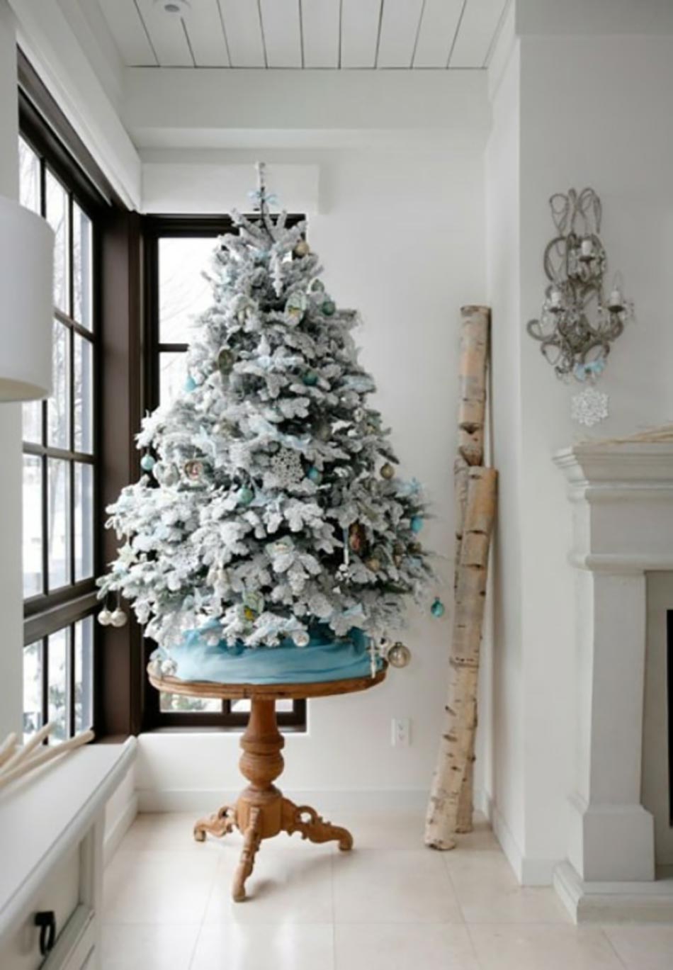 Petit arbre de Noël orné en blanc