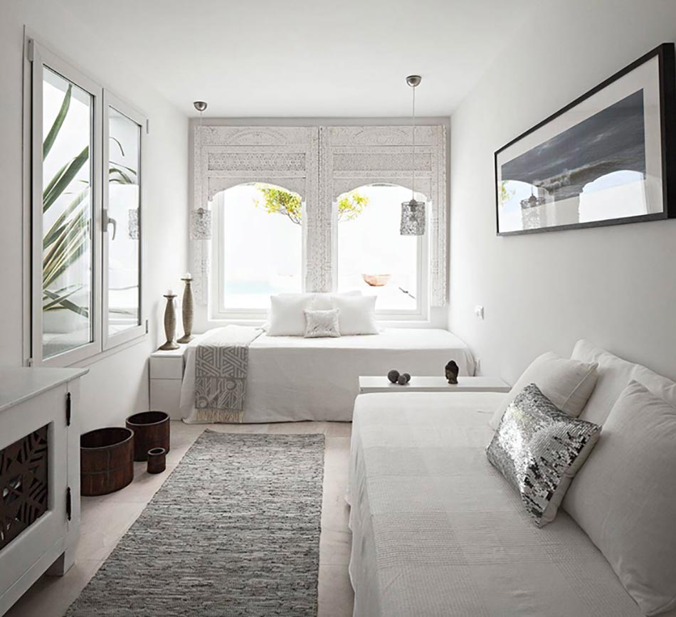 Petite chambre / salon à la déco en blanc