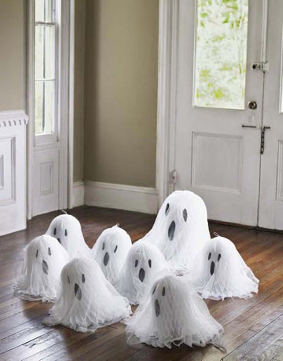 fantômes mignons accueillant maison entrée