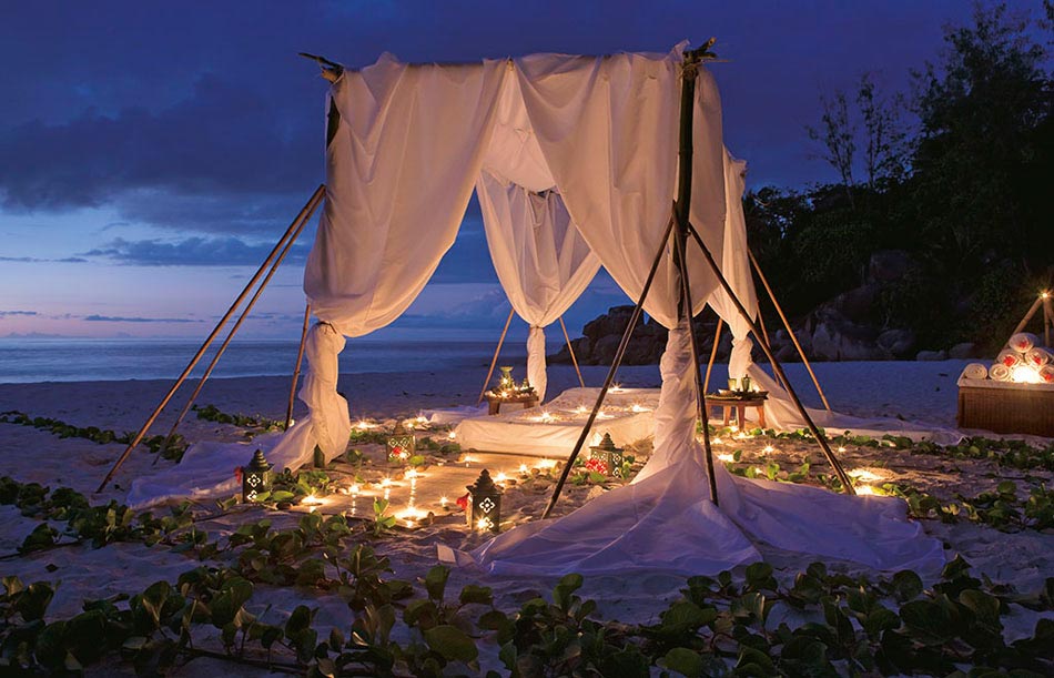 séance de relaxation en amoureux sur une plage exotique