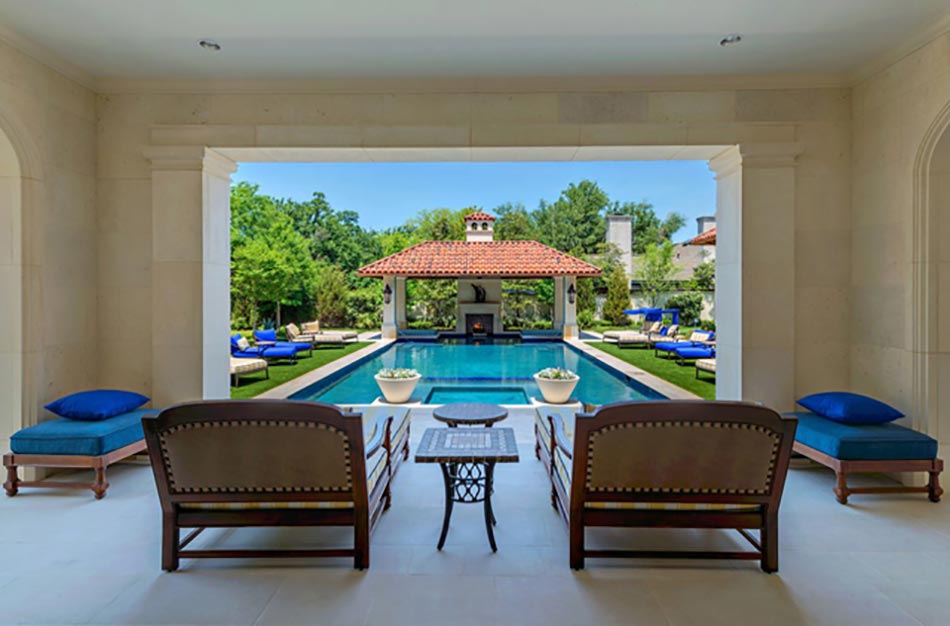 Pool house avec belle vue