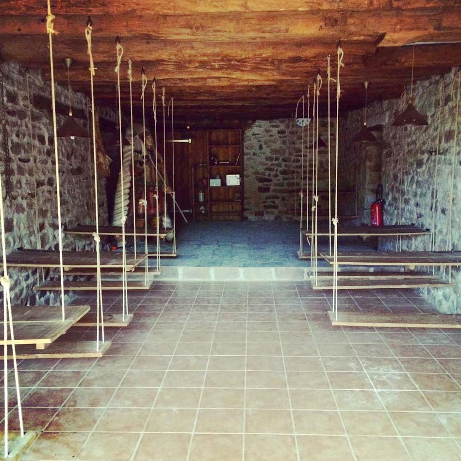 salle aux bancs et tables suspendus
