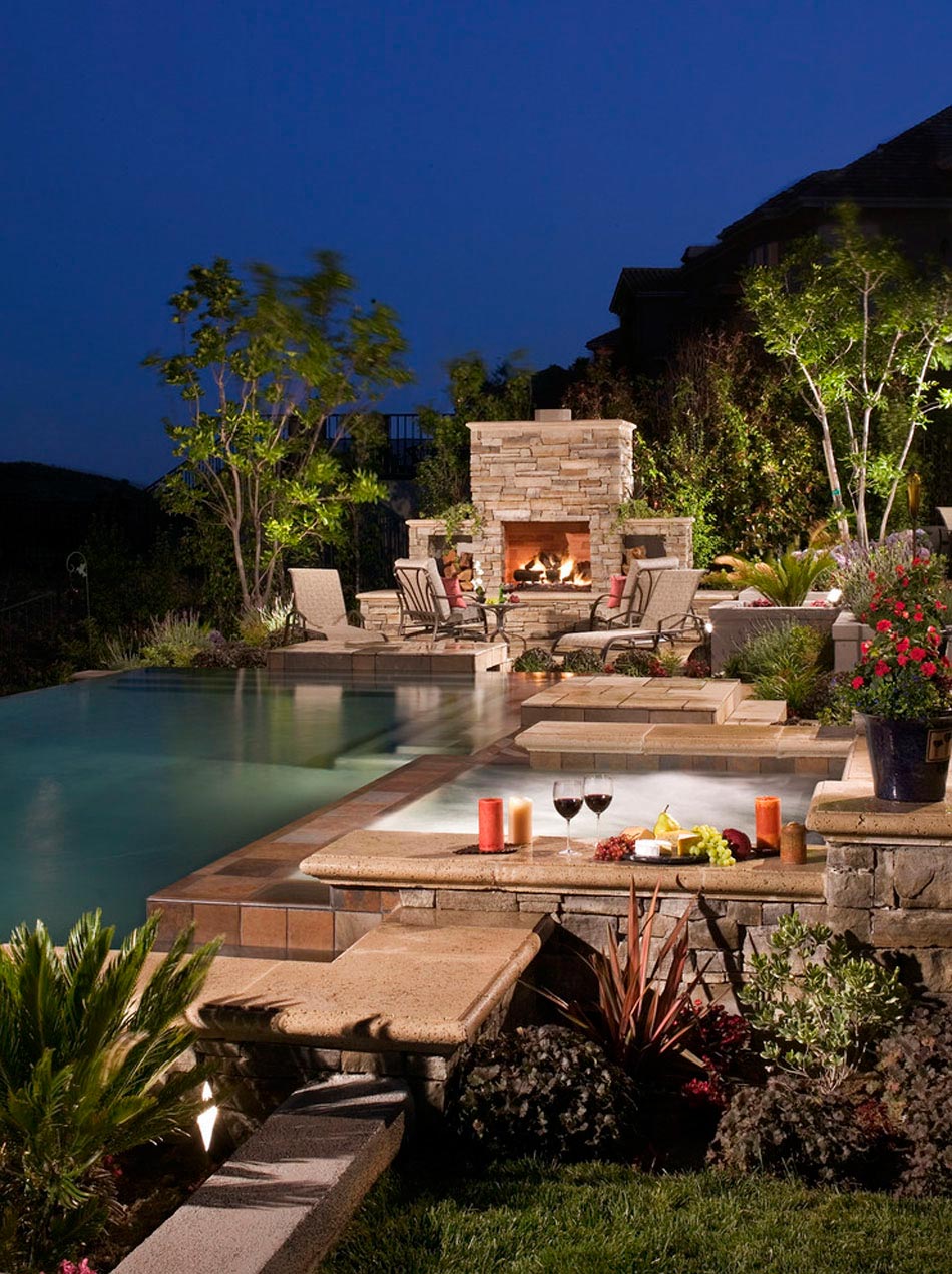 belle piscine extérieure jardin aménagé luxe