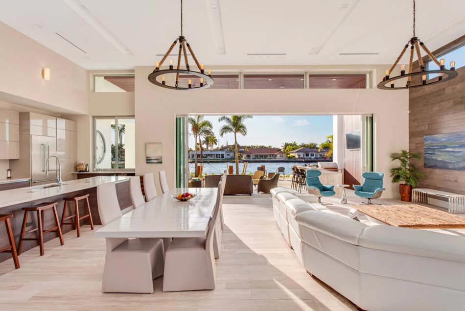 Grande baie vitrée offre une vue splendide sur l’eau depuis le séjour séjour principal maison de luxe