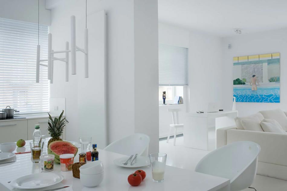 Pièce lumineuse de cet appartement moderne citadin ameublement design blanc luxe