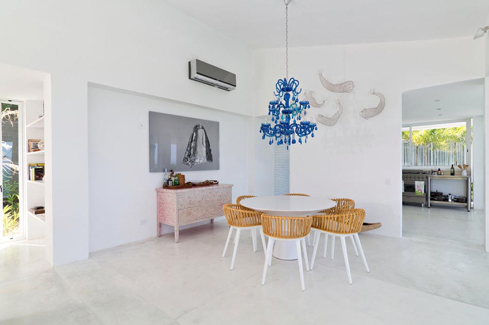 Cuisine séparée et coin salle à manger – partie de la pièce principale de cette belle demeure intérieur design moderne villa de luxe
