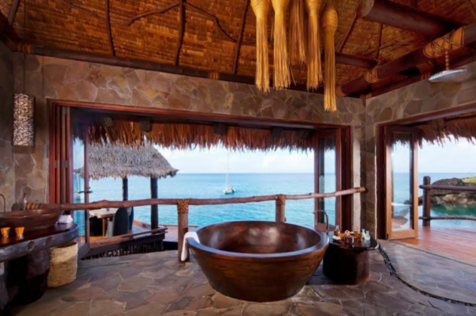 Salle de bains au concept ouvert avec vue sur l’océan destination de reve vacances exotiques luxueuses