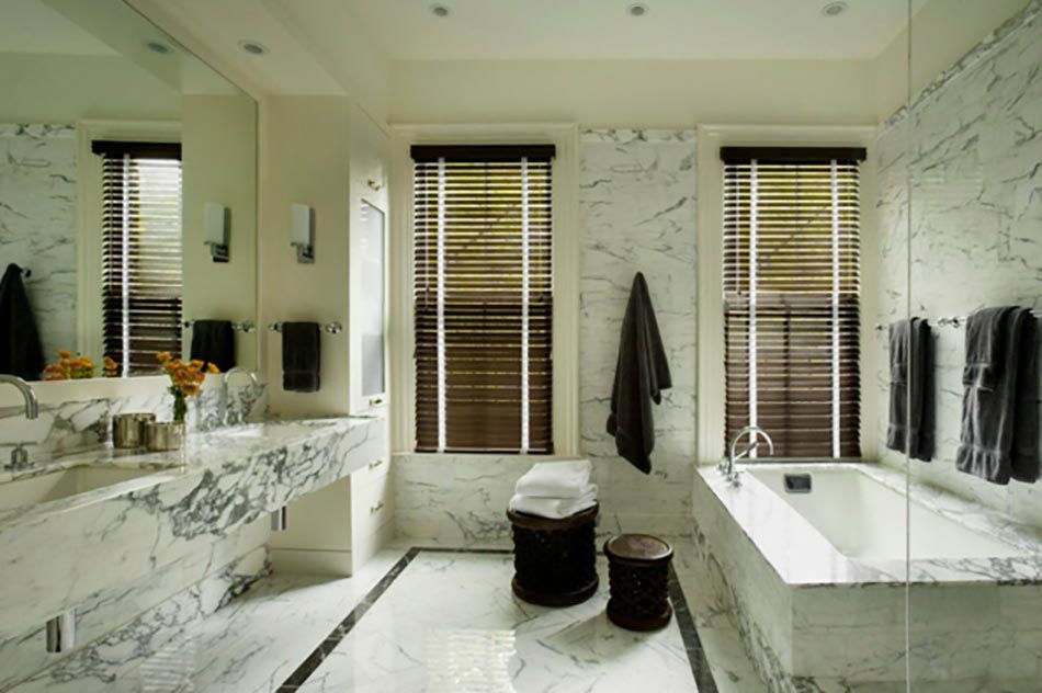 salle de bain design en bois marbre et carrelage