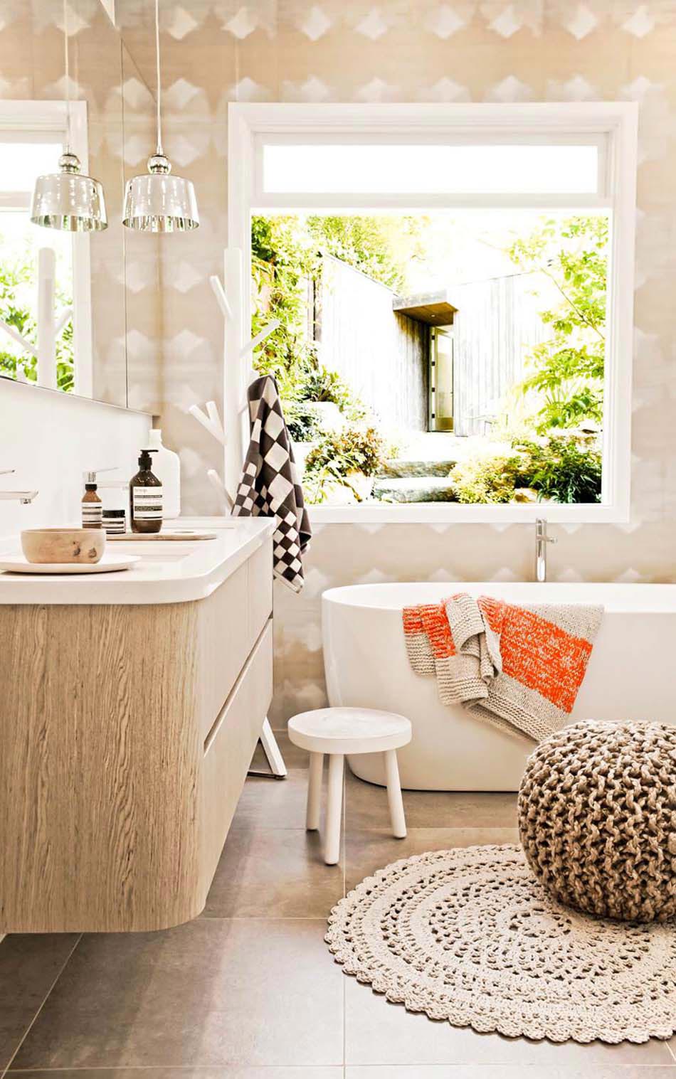 salle de bain déco pouf rond tressé