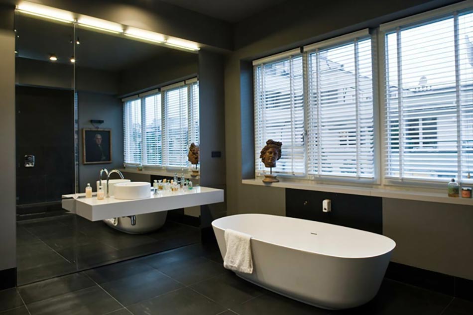 salle de bain design sombre luxe
