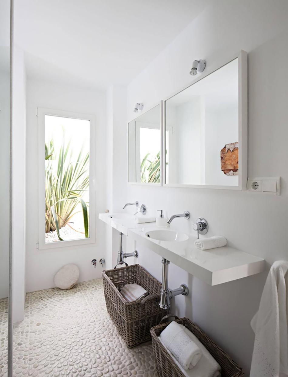 Salle de bains simple et petite