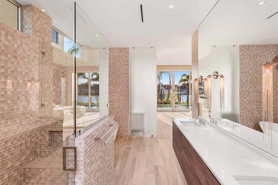 Grande salle de bains luxueusement aménagée avec accès vers la terrasse et la piscine salle de bains design luxe avec terrasse
