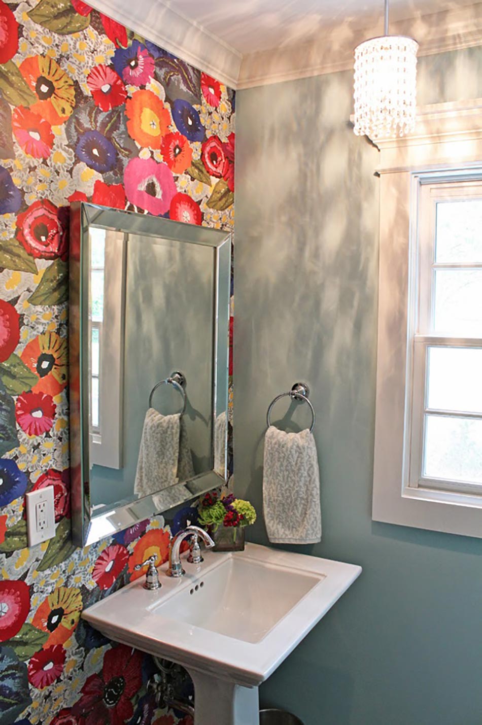 Toilettes gaies déco des murs en fleurs