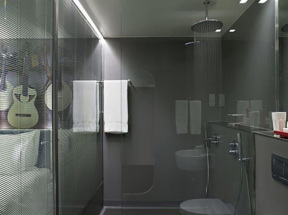 Salle de bains dans la chambre hôtel moderne